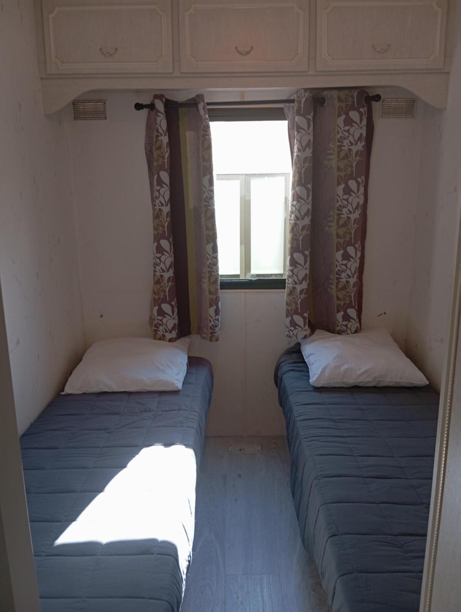 Vacances Familiales Dans Camping Avec Piscine Fréjus Kamer foto